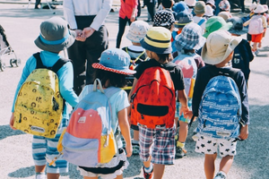 Encouragez votre enfant à se déplacer en groupe